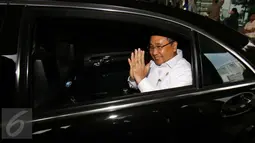 Menteri Desa PDT dan Transmigrasi Eko Putro Sandjojo menyapa awak media usai melakukan pertemuan dengan KPK, Jakarta, Rabu (1/2). Pertemuan tersebut membahas soal anggaran dana desa untuk mencegah dari penyimpangan korupsi. (Liputan6.com/Helmi Afandi)