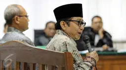 Mantan Sekjen ESDM Waryono Karno (kanan) bersama Tenaga Ahli SKK Migas Hardiono bersaksi pada sidang kasus suap Kementerian ESDM dengan terdakwa Sutan Bhatoegana di Pengadilan Tipikor, Jakarta, Kamis (25/6).(Liputan6.com/Helmi Afandi)