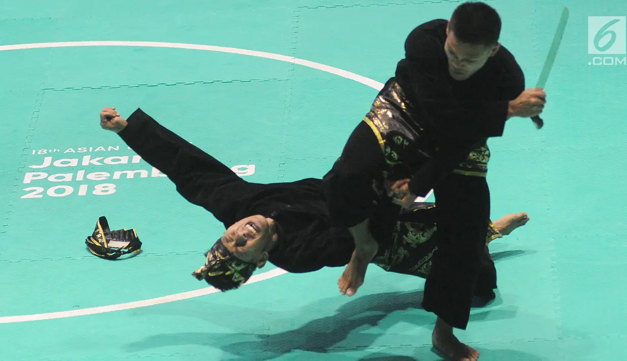 Pesilat Indonesia Yolla Primadona Jumpil dan Hendy beraksi dalam nomor seni ganda putra Asian Games 2018 di Padepokan Pencak Silat, TMII, Jakarta, Senin (27/8). Tim silat Indonesia meraih medali emas dengan skor 580. (Merdeka.com/Arie Basuki)