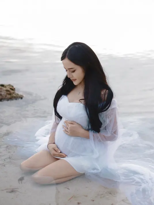 <p>Bella mempercayakan pemotretan saat hamil ini dengan fotografer profesional @faralljibril. [Instagram/bellabonita_r.a]</p>