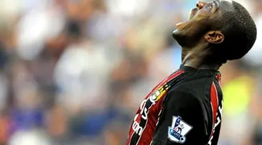 Manchester City&#039;s English forward Shaun Wright-Phillips reacts during an EPL football match against Wigan Athletic at the JJB Stadium in Wigan, on September 28, 2008. AFP PHOTO/ANDREW YATES