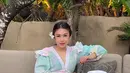 Berbeda dengan tampilannya dalam sitkom OB, saat ini tampilan Oline Mendeng lebih anggun loh. (FOTO: instagram.com/olinemendeng_/)