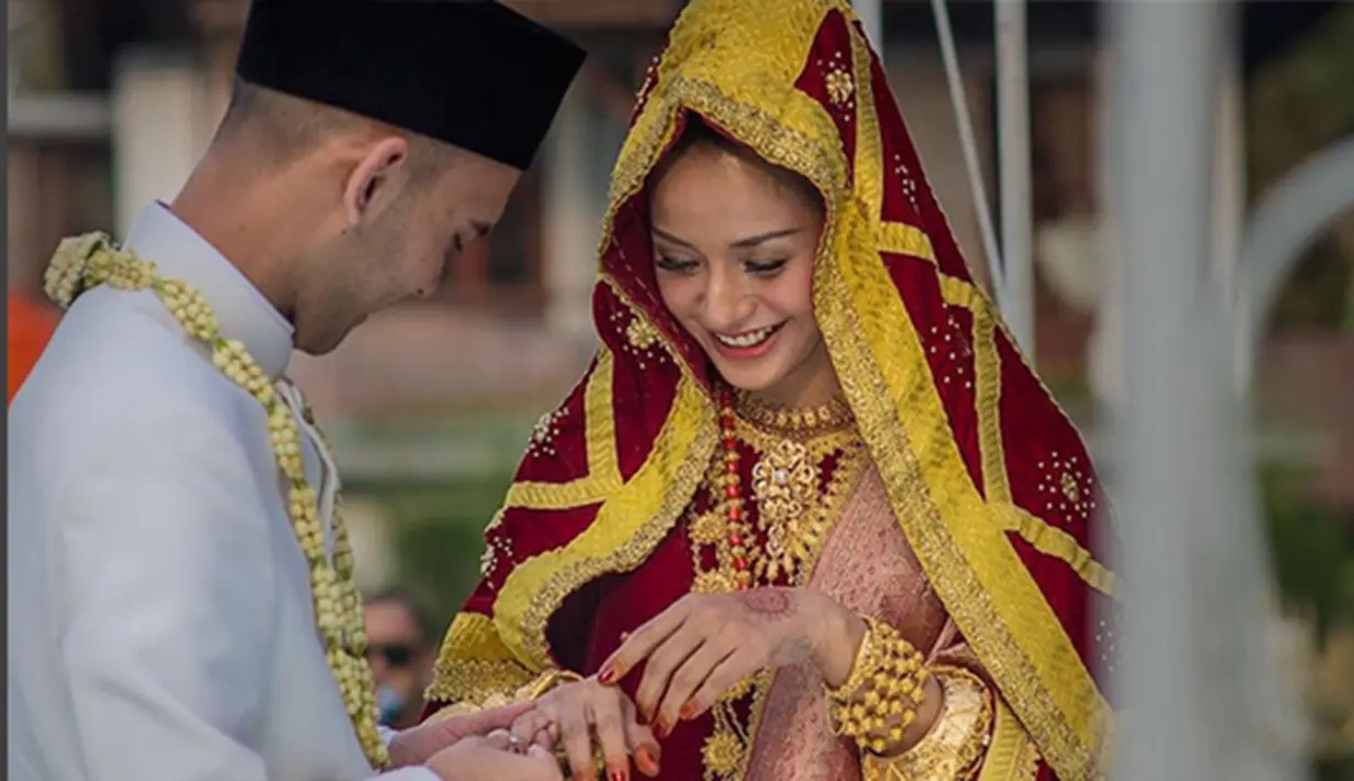 Kirana Larasati dan Tama Gandjar menikah di Gedong Putih, Bandung, Jawa Barat pada 23 Agustus 2015 lalu. (Via Instagram/@kiranalarasati)
