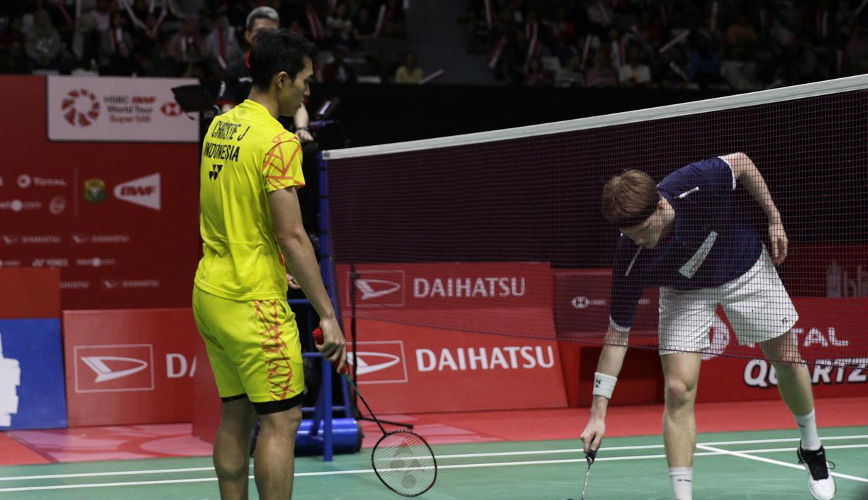 Tunggal putra Denmark, Anders Antonsen, mengambil kok saat melawan tunggal Indonesia pada Indonesia Masters 2019 di Istora Senayan, Jakarta, Sabtu (26/1). Antonsen lolos ke final. (Bola.com/Yoppy Renato)