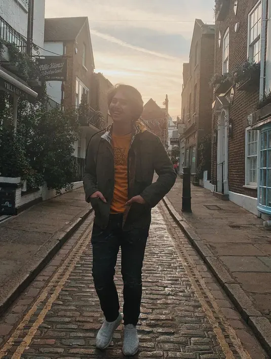 "Jadi peraturan untuk Indonesia adalah kalau penumpang dari UK maksimal 48 jam 24 kali 2. Dan kebetulan pas aku landing di Dubai hasil PCR aku sudah expired," kata dia. (Instagram/elelrumi)