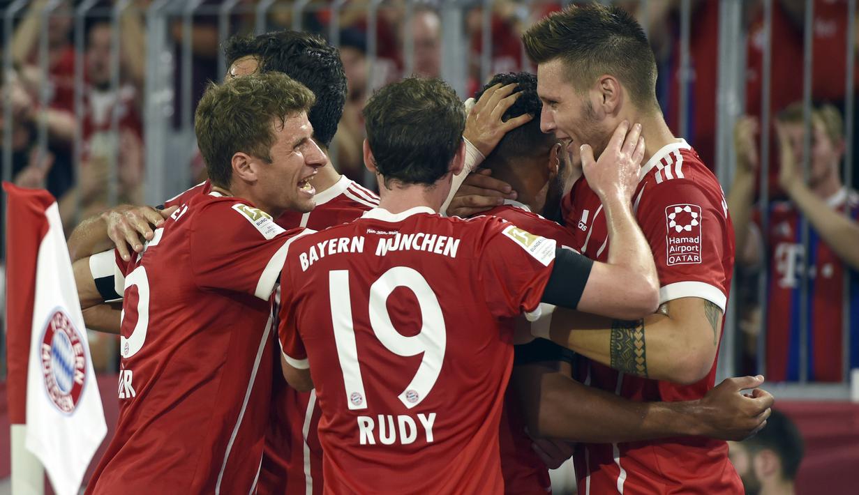 Para pemain Bayern Munchen merayakan gol  Corentin Tolisso saat melawan Laverkusen pada laga Bundesliga di Allianz Arena, Munich,  (18/8/2017). Bayern menang 3-1. (Andreas Gebert/dpa via AP)