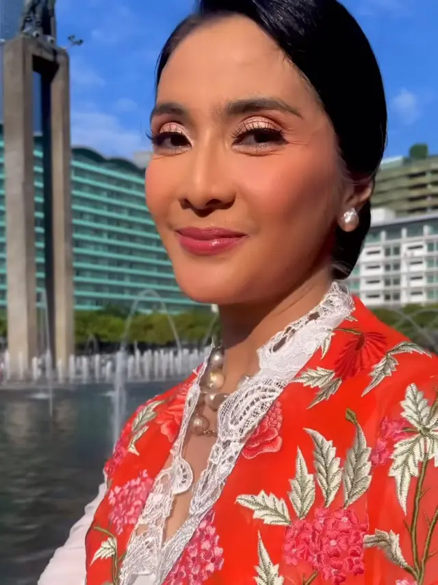 Maudy Koesnaedi saat Tampil di CFD Bundaran HI mengenakan kebaya. [@maudykoesnaedi]