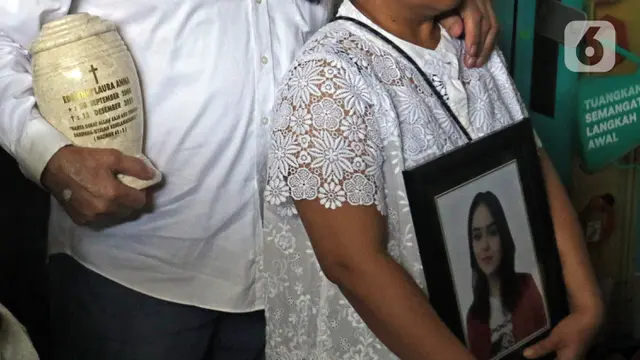 FOTO: Momen Haru Upacara Tutup Peti Jenazah Laura Anna