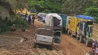Jalan rusak di Kabupaten Indragiri Hulu beberapa waktu lalu. (Liputan6.com/M Syukur)
