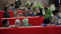 Ketiganya gugur saat menjalankan misi perdamaian bersama pasukan sementara Perserikatan Bangsa Bangsa (PBB) di Lebanon. Tampak dalam foto, kerabat personel pasukan penjaga perdamaian yang tergabung dalam United Nations Interim Force in Lebanon (UNIFIL) yang gugur saat bertugas bersama pasukan sementara Perserikatan Bangsa Bangsa (PBB) di Lebanon, menangis saat upacara penghormatan militer di Bandara Internasional Soekarno-Hatta, Tangerang, Banten, Sabtu, 4 April 2026. (AP Photo/Achmad Ibrahim)