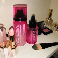 Blithe Inbetween Aurora Second Skin Primer & Setting Mist mampu menghidrasi sekaligus menjadikan makeup tahan lama dan membuat kulit glowing bagi aurora.