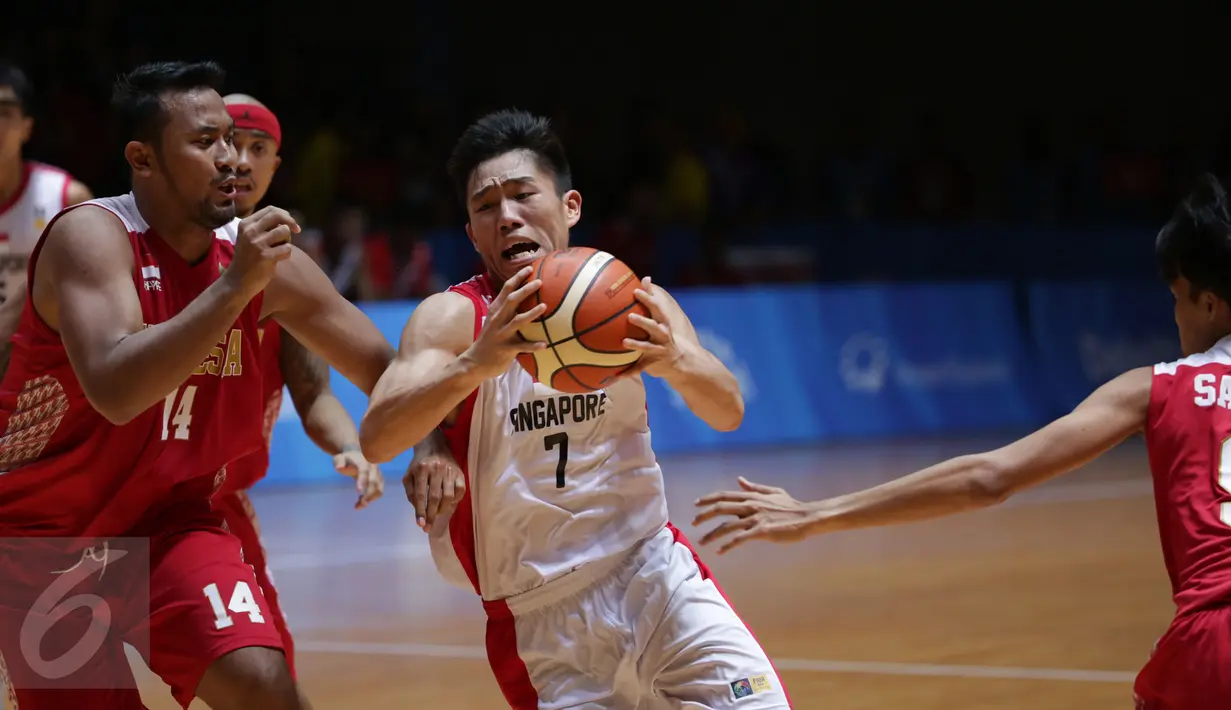 Pebasket Indonesia, Adhi Pratama Prasetyo Putra (kiri) mengejar pemain Singapura, Qingde Wu di laga semifinal SEA Games ke-28 di OCBC Arena Singapore, Minggu (14/6/2015). Indonesia unggul 87-74 atas Singapura. (Liputan6.com/Helmi Fithriansyah)