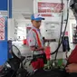 Petugas mengisi BBM pada sebuah motor di salah satu SPBU, Jakarta, Sabtu (5/1/2019). PT Pertamina (Persero) menurunkan harga BBM non subsidi masing-masing Dexlite Rp 200 per liter, dan Dex Rp 100 per liter. (Liputan6.com/Angga Yuniar)