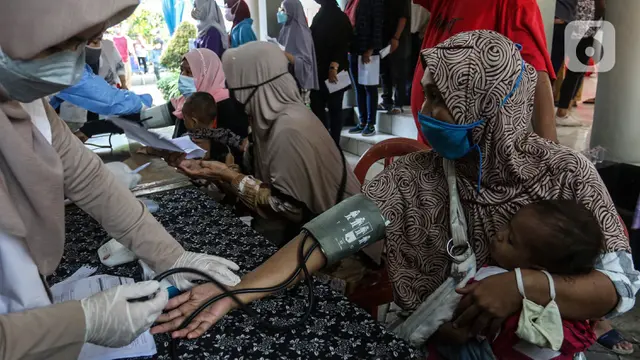 Antrean Warga Depok Terima Vaksin Pfizer Dosis Pertama