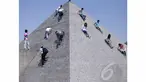 Anak-anak bermain di atas miniatur Piramid di Beijing World Park (AFP Photo/STR)