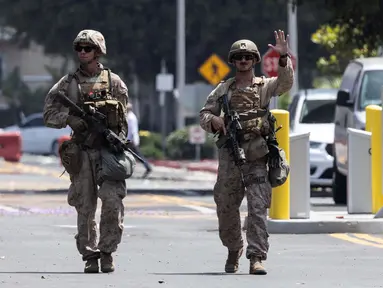 Marinir Amerika Serikat (AS) berjalan di tempat parkir Gedung Federal Wilshire di Los Angeles, California, pada 13 Juni 2025. (ETIENNE LAURENT/AFP)