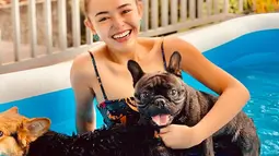 Wanita yang dikenal memiliki wajah natural dan flawless di setiap fotonya, kali ini Amanda terlihat memamerkan hal baru lagi. Ia tampak melakukan pemotretan saat berenang. Gaya penampilan dan tertawa lepasnya ini berhasil membuat banyak orang terpukau. (Liputan6.com/G/@amandamanopo)