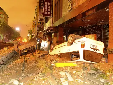 Sejumlah kendaraan terpental akibat serangkaian ledakan dari kebocoran gas bawah tanah di Kaohsiung, Taiwan, Jumat (1/8/14). (REUTERS/Stringer)