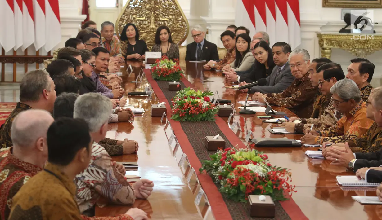 Presiden Joko Widodo berdialog dengan delegasi US Asean Business Council di Istana Merdeka, Selasa (13/3). Dalam pertemuan ini juga membahas isu hambatan perdagangan. (Liputan6.con/Angga Yuniar)