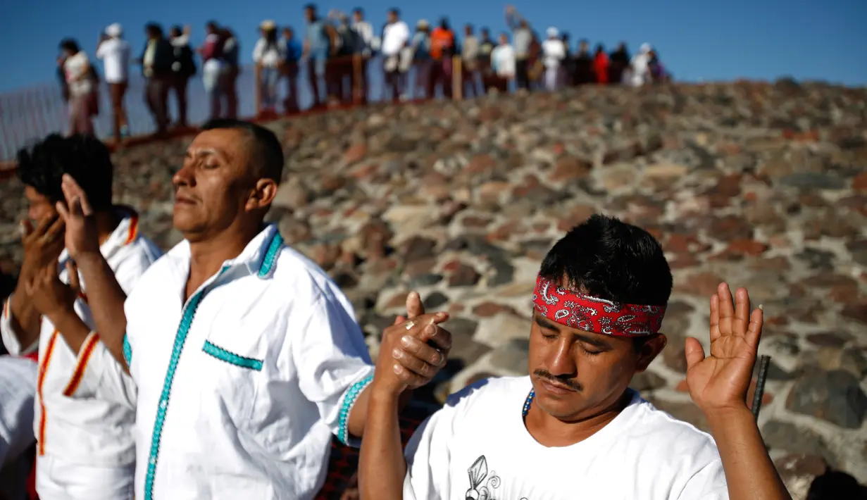 Ekpresi sejumlah pengunjung saat mengikuti perayaan equinox musim semi di situs arkeologi Teotihuacan, Meksiko (21/3). Equinox ini terjadi dua kali dalam setahun, yakni pada Maret dan September. (AP Photo/Rebecca Blackwell)