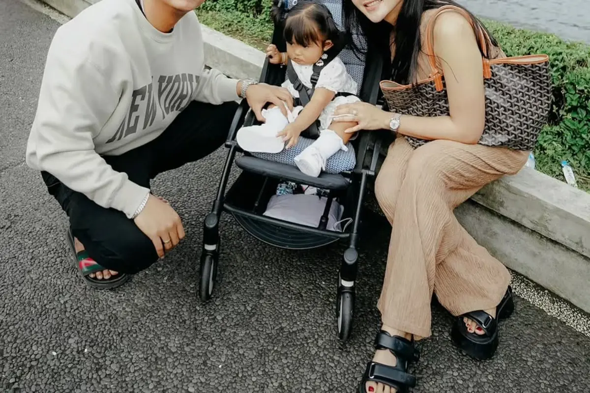 Potret Denny Caknan Ajak Keluarga Liburan ke Bali, Pose Dek Cunda Bikin Gemas Netizen (credit: instagram/denny_caknan)