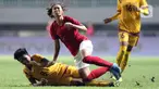 Pemain tengah Timnas Putri Indonesia, Octavianti Dwi Nurmalita (atas) terjatuh ditekel gelandang Sri Lanka, Mahamage Achala Sanjeewani Perera saat laga persahabatan di Stadion Pakansari, Kab Bogor, Sabtu (16/11/2019). Indonesia menang telak 5-0 atas Sri Lanka. (Liputan6.com/Helmi Fithriansyah)