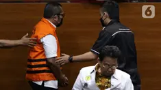 Wakil Ketua DPRD Provinsi Jawa Timur 2019-2024, Sahat Tua P. Simandjuntak (kiri) sesaat sebelum rilis penetapan tersangka dan penahanan di Gedung Merah Putih Komisi Pemberantasan Korupsi (KPK), Jakarta, Kamis (15/12/2022). KPK menetapkan Sahat Tua P. Simandjuntak bersama tiga orang lainnya sebagai tersangka dalam kasus dugaan suap pengelolaan dana hibah di Jawa Timur. (Liputan6.com/Helmi Fithriansyah)