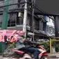 Pengendara motor melintas di depan sebuah videotron di simpang Jalan Iskandarsyah, Jakarta Selatan, Minggu (2/10). Garis polisi terpasang terkait insiden videotron yang memutar video porno pada Jumat, 30 September 2016 lalu. (Liputan6.com/Helmi Afandi)