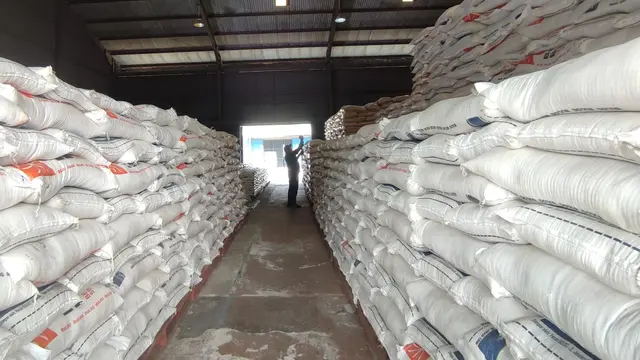 Perum Bulog Kantor Wilayah Bogor, memasok beras Stabilisasi Pasokan dan Harga Pangan (SPHP) ke seluruh pasar tradisional di wilayah Bogor.