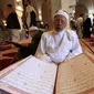 Seorang pria membaca Al-Quran selama bulan Ramadan di Masjid Agung Sanaa, Yaman, Minggu (26/4/2020). Kaligrafi dan dekorasi merupakan kekhasan Masjid Agung Sanaa. (Mohammed HUWAIS/AFP)