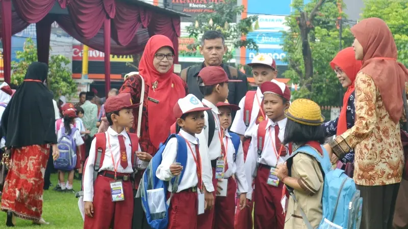 Siswa dan guru SD. (Foto: Liputan6.com/Muhamad Ridlo).