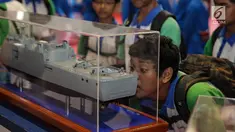 Pelajar melihat miniatur kapal di Bekraf Habibie Festival 2017, Jakarta, Senin (7/8). Pameran berlangsung dari tanggal 7 -13 Agustus menampilkan teknologi inovasi lebih dari 100 perusahaan dan komunitas bidang IPTEK. (Liputan6.com/Faizal Fanani)