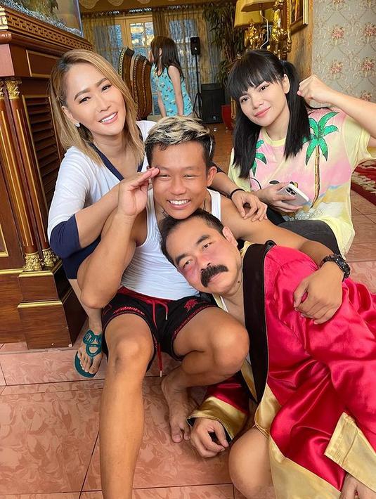 Dinar Candy dan Nikita Mirzani adu tinju di atas ring Holywings. Momen ini viral di medsos pertengahan tahun ini. Dinar Candy pun bertamu di kediaman bintang sinetron Kenapa Harus Inul? Seolah tak mau kalah, Adam Suseno siap dengan kostum merah beraksen keemasan di bagian tepi bak petinju. “Mojok rame2 sm yg mau tarung,” tulis pemilik album Goyang Inul pada 9 Juni 2022. (Foto: Dok. Instagram @inul.d)