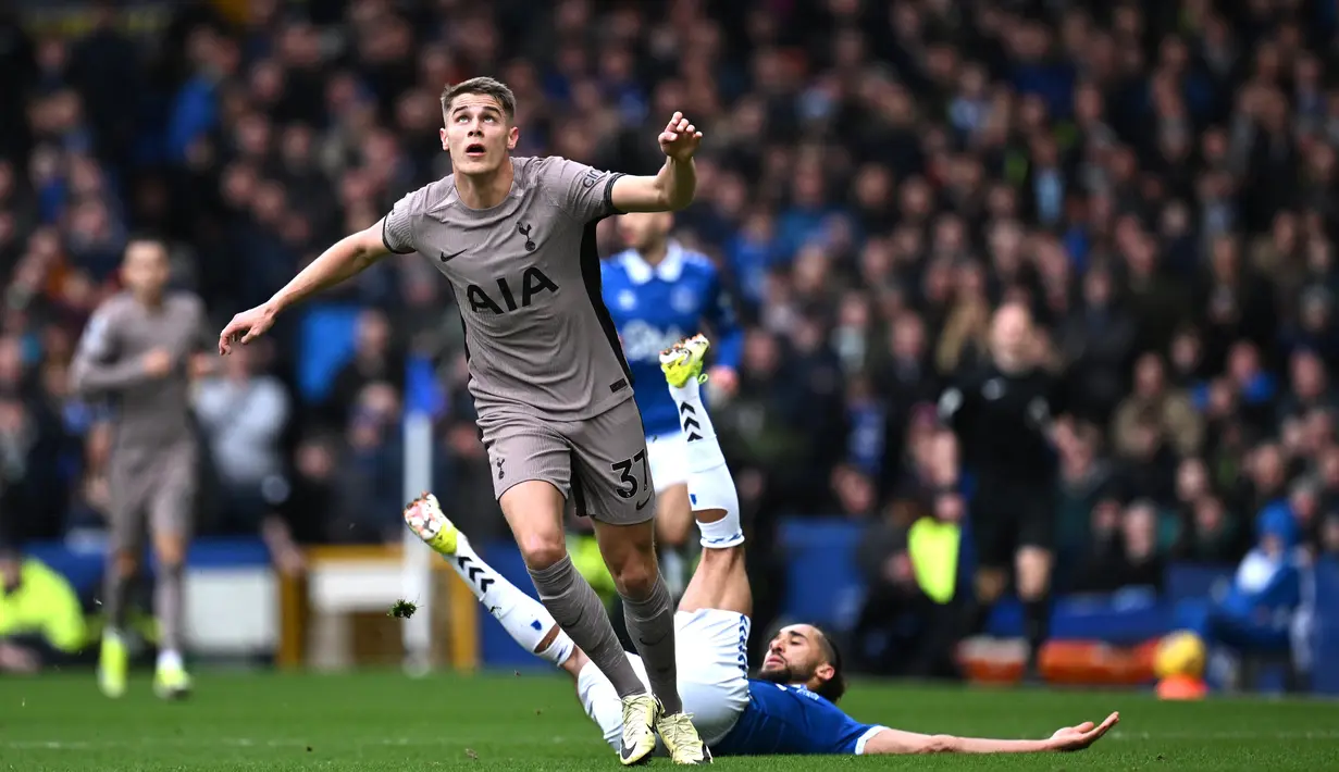 Bek tengah asal Belanda ini merupakan pemain andalan manajer Ange Postecoglou di lini pertahanan Tottenham Hotspur. Micky van de Ven menempati posisi teratas sebagai pemain tercepat dengan catatan 37,38 km/jam. (AFP/Paul Ellis)