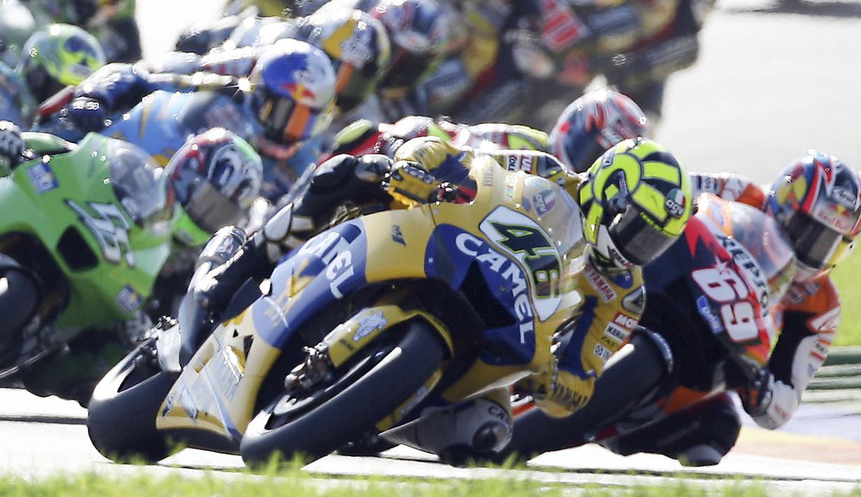 Rivalitas Nicky Hayden dari tim Repsol Honda dengan Valentino Rossi pada balapan MotoGP di Sirkuit Ricardo Tormo Race, GP Valencia, 2006. (AFP/Jose Jordan)