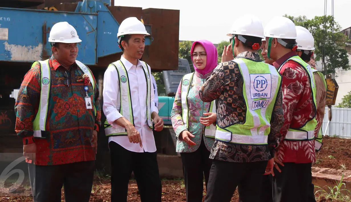 Presiden Jokowi berbincang dengan sejumlah menteri saat meresmikan peletakan batu pertama pembangunan rusunami di Sarua Tangerang Selatan, Kamis (27/4). (Liputan6.com/Angga Yuniar)