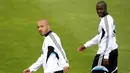 Gelandang Julien Faubert (kiri) dan Lassana Diarra saat mengikuti sesi latihan di Madrid pada tanggal 30 April 2009. Eks gelandang Madrid ini dalam waktu dekat akan mengumumkan dirinya menjadi Borneo FC. (AFP Photo/Pierre Philippe Marcou)