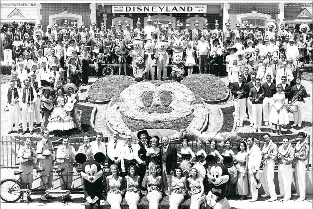 17-7-1955: 'Kerusuhan' dan Undangan Palsu Saat Disneyland Dibuka