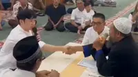 Sebelum resmi menjadi suami Rachell Park Yong Gwang memilih menjadi mualaf dengan memeluk agama Islam di depan ayah Rachell Helmi Yahya. [Twitter/@rachellyahya]