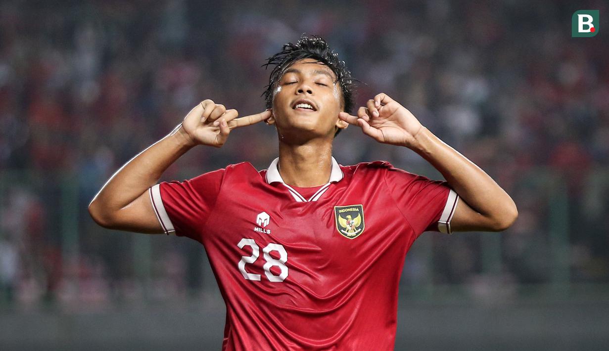 Pemain Timnas Indonesia U-19, Rabbani Tasnim merayakan gol pertama timnya yang dicetak dari eksekusi tendangan penalti saat matchday keempat Grup A Piala AFF U-19 2022 antara Timnas Filipina U-19 melawan Timnas Indonesia U-19 di Stadion Patriot Candrabhaga, Bekasi, Jawa Barat, Jumat (08/07/2022). (Bola.com/Bagaskara Lazuardi)