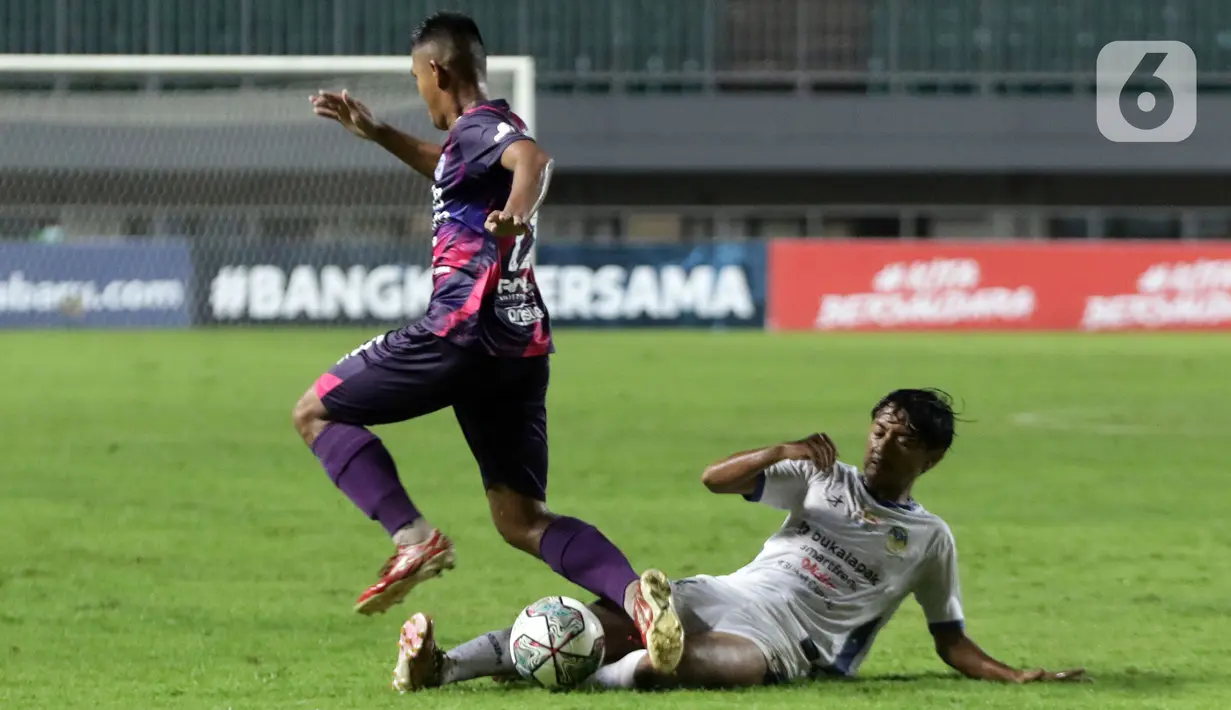 Pemain RANS Cilegon FC berebut bola dengan pemain PSIM Yogyakarta pada laga semifinal Liga 2 Indonesia 2021 di Stadion Pakansari, Kab Bogor, Senin (27/12/2021). RANS Cilegon unggul 3-0 dan melaju ke final serta memastikan satu tempat promosi ke Liga 1. (Liputan6.com/Helmi Fithriansyah)