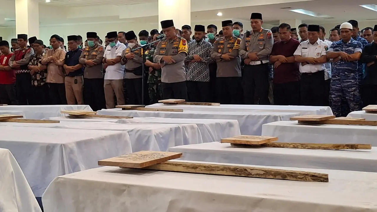 Proses solat jenazah korban bencana banjir bandang di Padang, Sumatra Barat (Sumbar).
