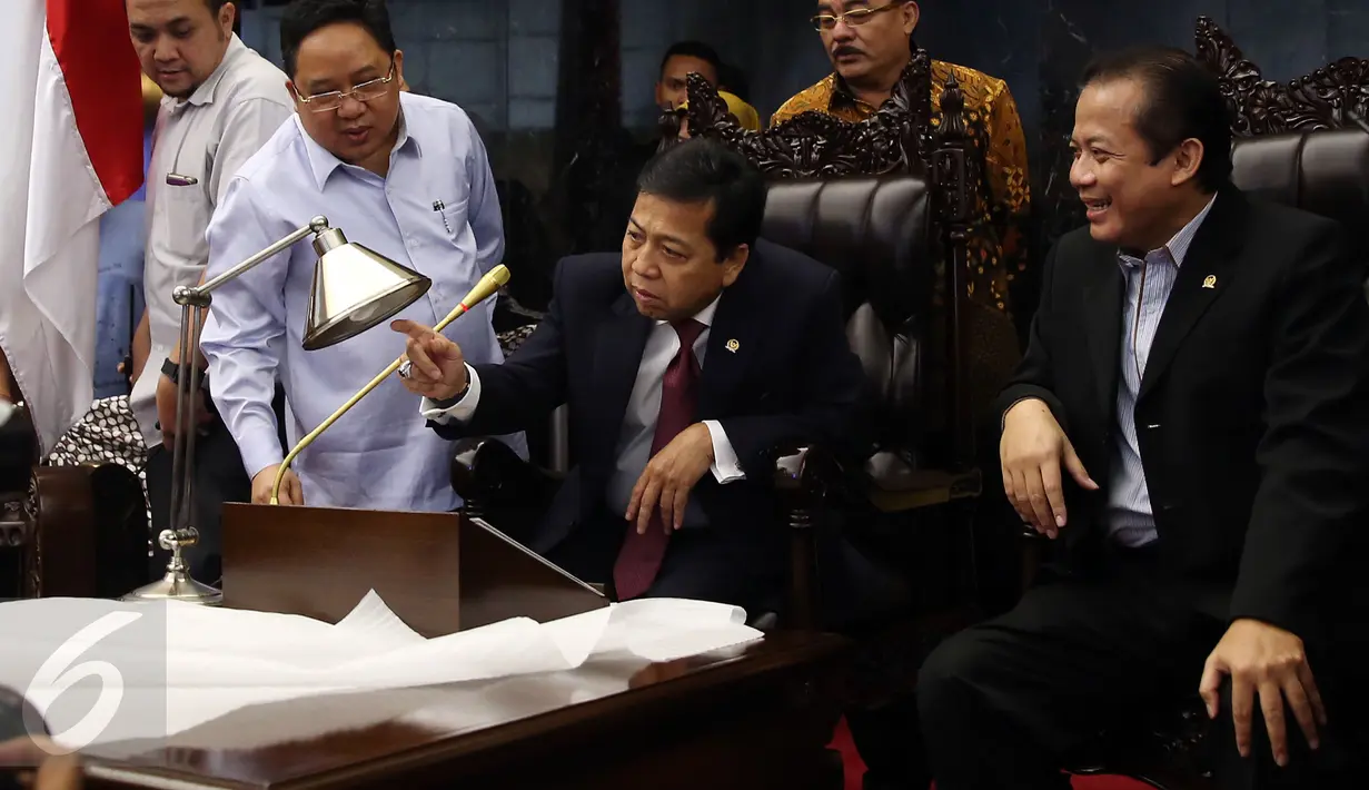 Ketua DPR Setya Novanto (tengah) bersama Wakil Ketua DPR Taufik Kurniawan meninjau kesiapan ruang Rapat Paripurna I, Kompleks Parlemen, Jakarta, Rabu (1/3). (Liputan6.com/Johan Tallo)