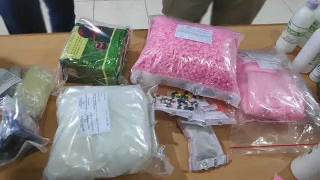 Barang sabu, pil ekstasi dan kapsul berisi narkoba yang disita BNN Riau dari kaki tangan bandar di Pekanbaru.