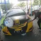 mobil sedan yang terlibat aksi pengejaran saat menerobos razia lalu lintas diamankan di Pos Polisi Barisan Kota Sampang, Kamis (5/9/2019) sore. (Liputan6/Musthofa Aldo)