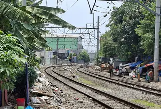 Warga Bantaran Rel Senen