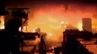 Pasar Badung di Denpasar, petang tadi terbakar, sementara pemenang Oscar harus menunggu namanya diukir pada piala sebelum dibawa pulang.