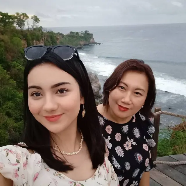 6 Potret Liburan Ersya Aurelia di Bali, Nikmati Pulau Dewata Bareng Ibunda