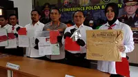 Polda Banten Menunjukkan Barang Bukti TPPO Warga Kabupaten Lebak Dikirim Ke Suriah. Senin, (24/07/2023). (Yandhi Deslatama/Liputan6.com).