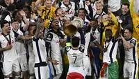 Son Heung-min (tengah) mengangkat trofi untuk merayakan kemenangan bersama para pemain Tottenham setelah menjuarai final Liga Europa 2024/2025 di Stadion San Mames, Bilbao, Spanyol, Kamis (22/05/2025) WIB. Tottenham menang dengan skor 1-0 atas Manchester United. (AFP/Ander Gillenea)